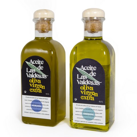 twee flessen met troebele olijfolie en doorzichtige olijfolie