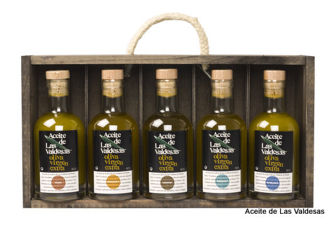 Fünf verschiedene reinsortige Olivenöle.