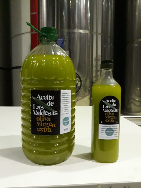 Due bottiglie di olio extra vergine di oliva non filtrato