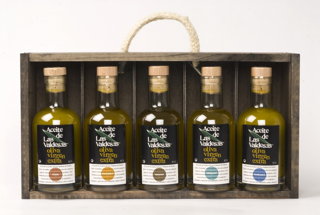 Probierkasten mit den fünf reinsortigen nativen Olivenöle
