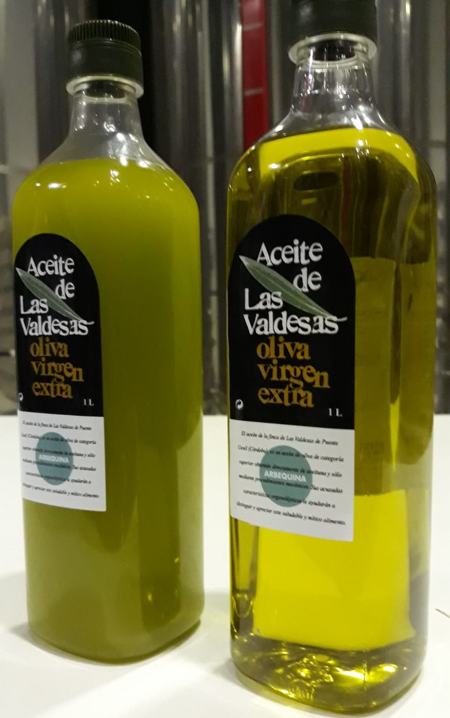 zwei flaschen mit gefilterten und ungefilterten olivenölen