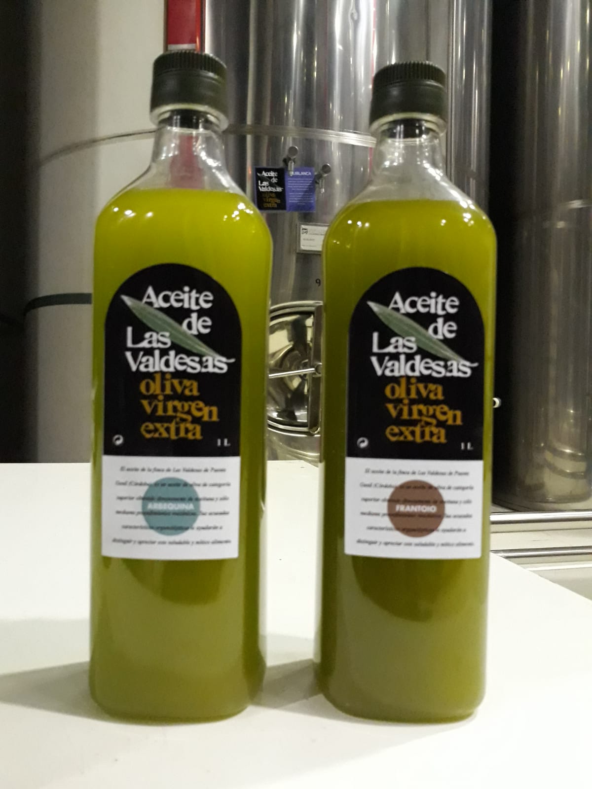 2 bouteilles de 1 litre d'huile d'olive Arbequina et Frantoio