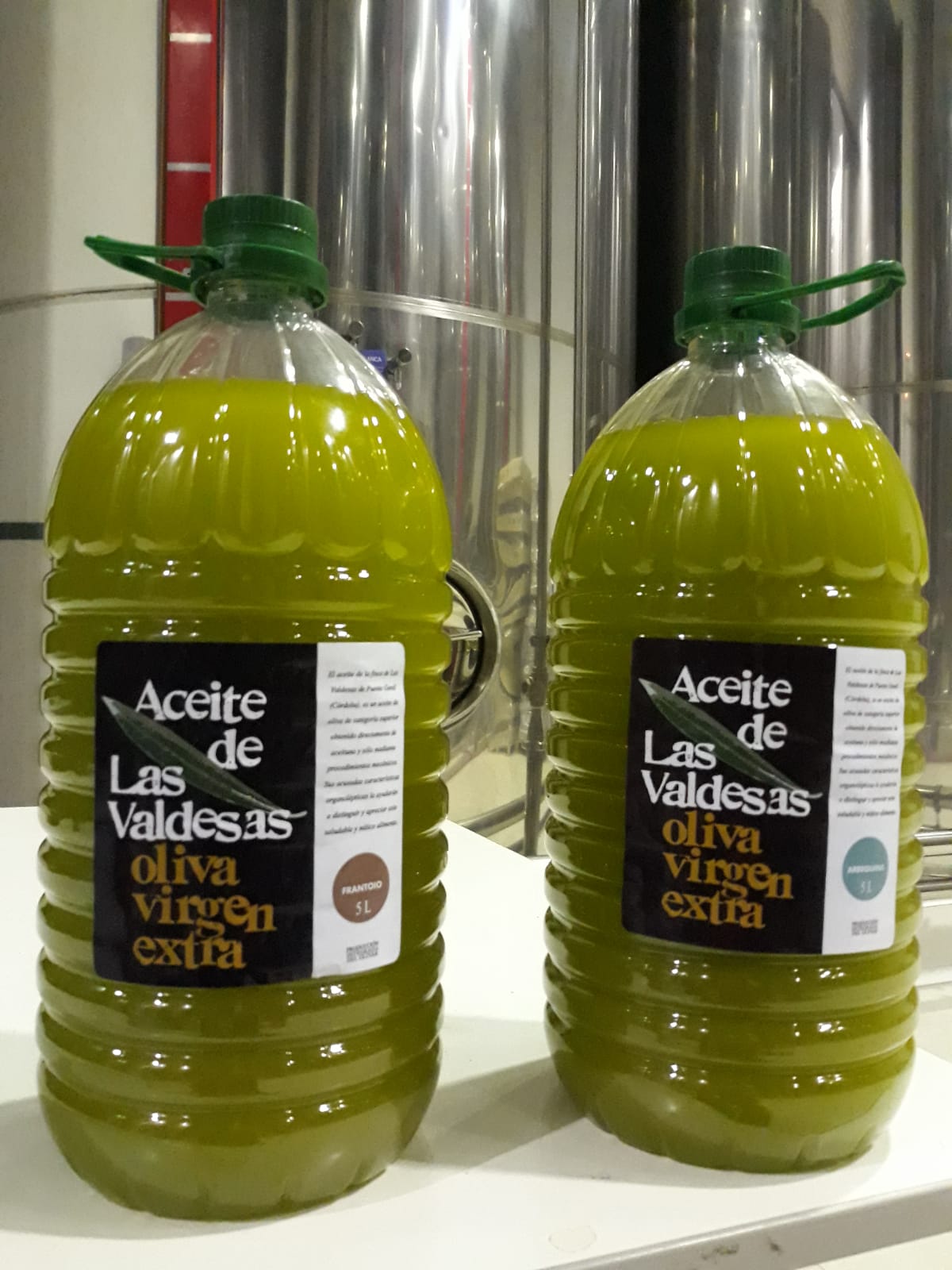 2 carafes de 5 litres d'huile d'olive sans filtration Arbequina et Frantoio